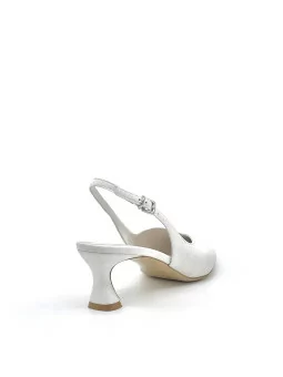 White laminate fabric slingback. Leather lining, leather sole. 5,5 cm heel.