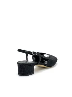 Black laminate fabric sandal. Leather lining, leather sole. 3,5 cm heel.