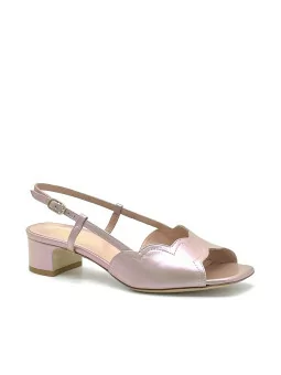 Iridescent pink leather sandal. Leather lining, leather sole. 3,5 cm heel.