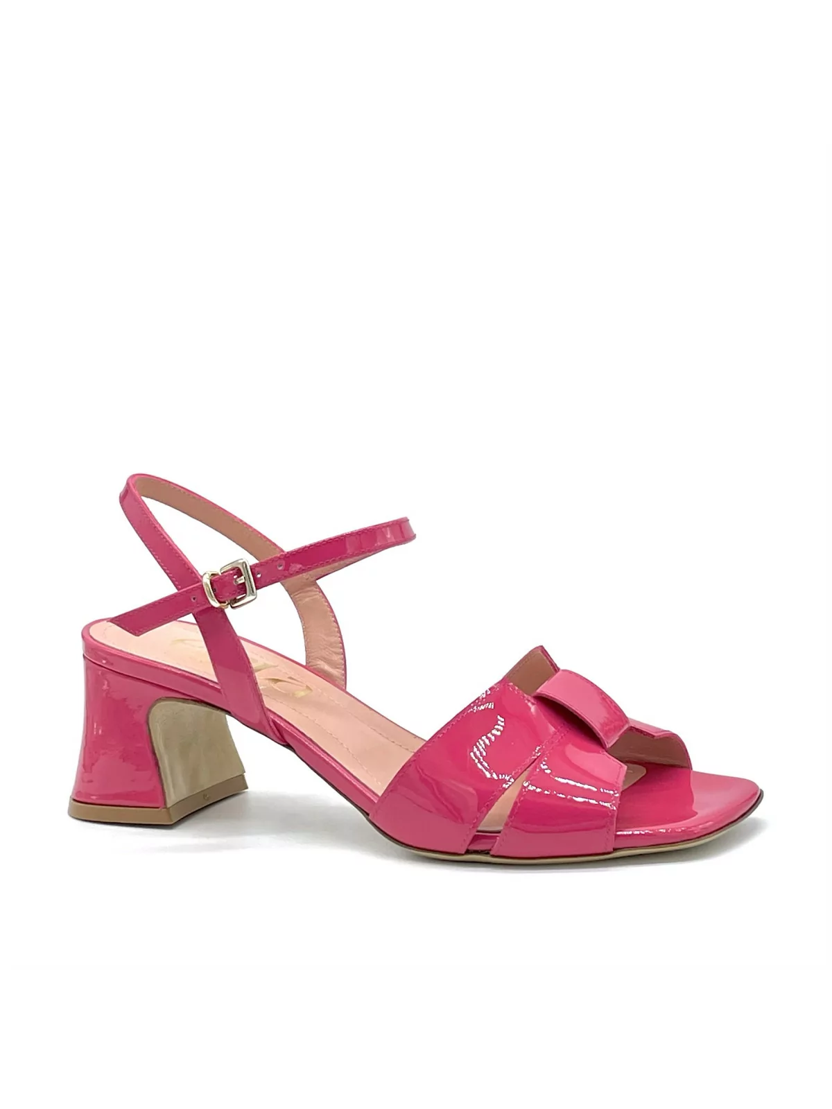 Raspberry colored patent sandal. Leather lining, leather sole. 5,5 cm heel.