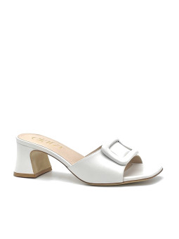 White leather mule. Leather lining, leather sole. 5,5 cm heel.