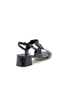 Black patent sandal. Leather lining, leather sole. 3,5 cm heel.