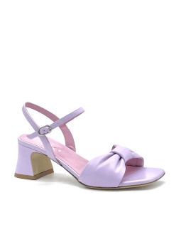 Wisteria colored leather sandal. Leather lining, leather sole. 5,5 cm heel.
