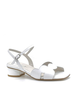 White leather sandal with soft insole. Poron insole, leather lining, leather sol