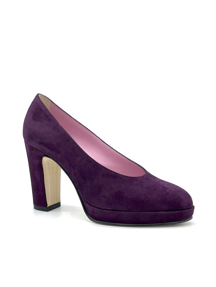 Purple suede pump with platform. Leather lining, leather and rubber sole. 9,5 cm