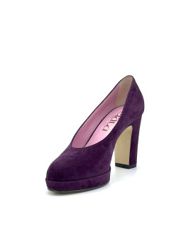 Purple suede pump with platform. Leather lining, leather and rubber sole. 9,5 cm