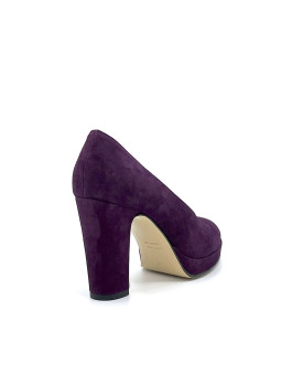 Purple suede pump with platform. Leather lining, leather and rubber sole. 9,5 cm