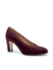 Bordeaux suede pump with grosgrain ribbon. Leather lining, leather and rubber so