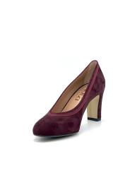 Bordeaux suede pump with grosgrain ribbon. Leather lining, leather and rubber so