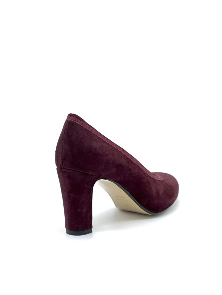 Bordeaux suede pump with grosgrain ribbon. Leather lining, leather and rubber so