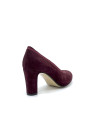 Bordeaux suede pump with grosgrain ribbon. Leather lining, leather and rubber so