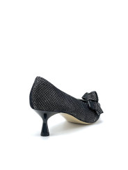 Printed suede pump with bow. Leather lining, leather and rubber sole. 5,5 cm hee