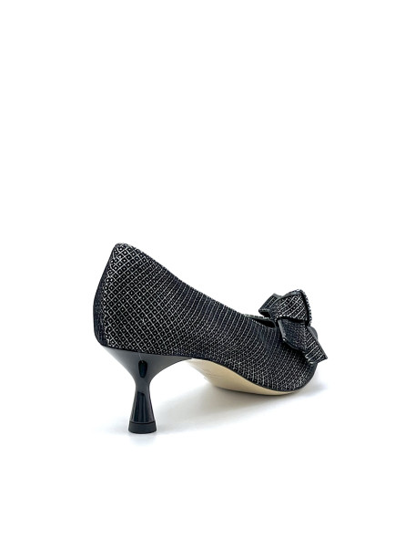 Printed suede pump with bow. Leather lining, leather and rubber sole. 5,5 cm hee