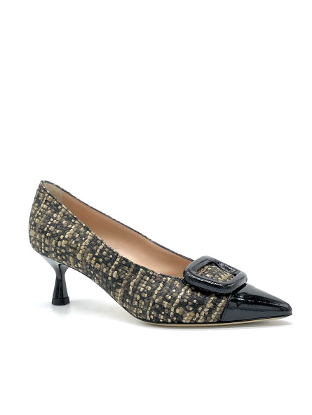 Beige tweed fabric and black patent pump with patent buckle. Leather lining, lea