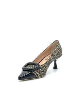 Beige tweed fabric and black patent pump with patent buckle. Leather lining, lea