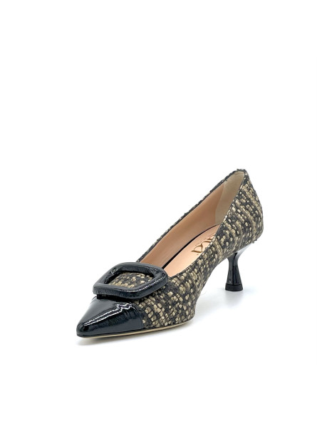 Beige tweed fabric and black patent pump with patent buckle. Leather lining, lea