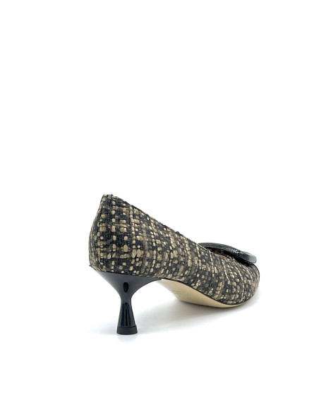 Beige tweed fabric and black patent pump with patent buckle. Leather lining, lea