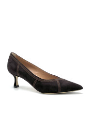 Brown suede pump with grosgrain ribbon. Leather lining, leather and rubber sole.