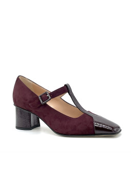 Bordeaux suede and patent t-bar. Leather lining, leather and rubber sole. 5,5 cm