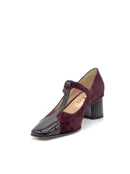 Bordeaux suede and patent t-bar. Leather lining, leather and rubber sole. 5,5 cm