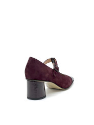 Bordeaux suede and patent t-bar. Leather lining, leather and rubber sole. 5,5 cm