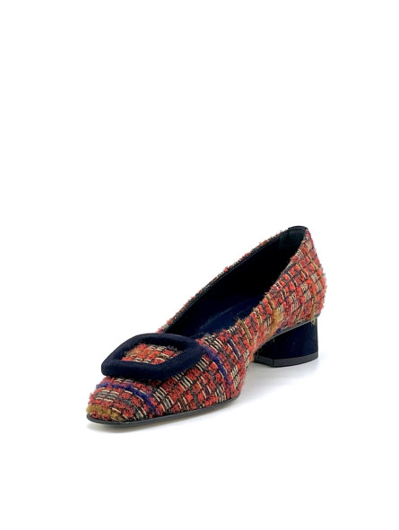 Décolleté in tessuto bouclé rosso e camoscio blu. Fodera in pelle, suola in c