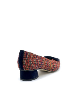 Red bouclé fabric and blue suede pump with buckle. Leather lining, leather and 