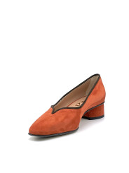 Pumpkin and brown suede pump. Leather lining, leather and rubber sole. 3,5 cm he