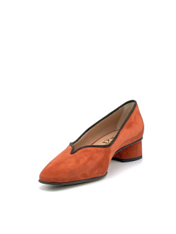 Pumpkin and brown suede pump. Leather lining, leather and rubber sole. 3,5 cm he