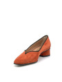 Pumpkin and brown suede pump. Leather lining, leather and rubber sole. 3,5 cm he