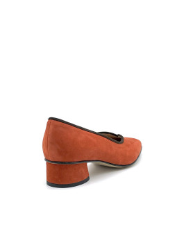 Pumpkin and brown suede pump. Leather lining, leather and rubber sole. 3,5 cm he