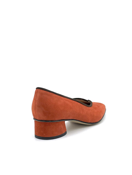 Pumpkin and brown suede pump. Leather lining, leather and rubber sole. 3,5 cm he