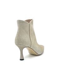 Beige and cream color printed suede ankleboot. Leather lining, leather and rubbe