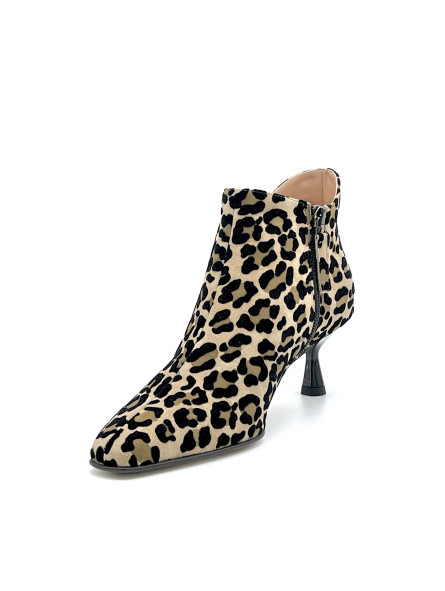 Printed suede boots. Leather lining, leather and rubber sole. 5,5 cm heel.