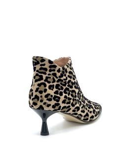 Printed suede boots. Leather lining, leather and rubber sole. 5,5 cm heel.