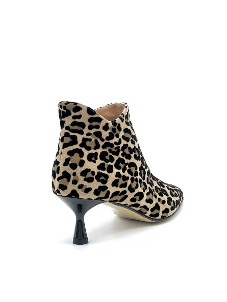 Printed suede boots. Leather lining, leather and rubber sole. 5,5 cm heel.