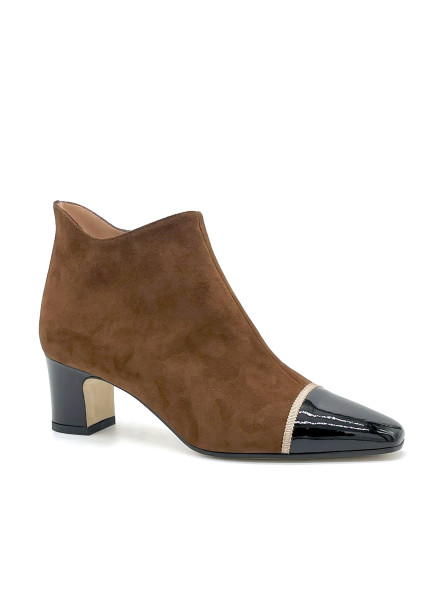 Brown suede and black patent boots with beige grosgrain ribbon. Leather lining, 