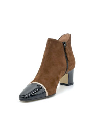 Brown suede and black patent boots with beige grosgrain ribbon. Leather lining, 