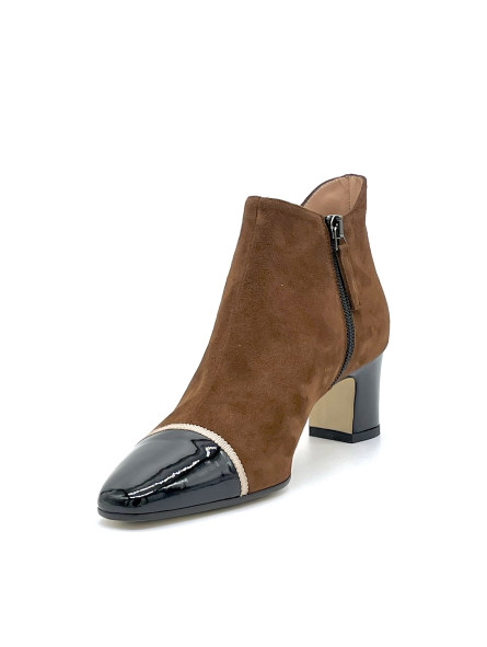 Brown suede and black patent boots with beige grosgrain ribbon. Leather lining, 