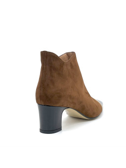 Brown suede and black patent boots with beige grosgrain ribbon. Leather lining, 