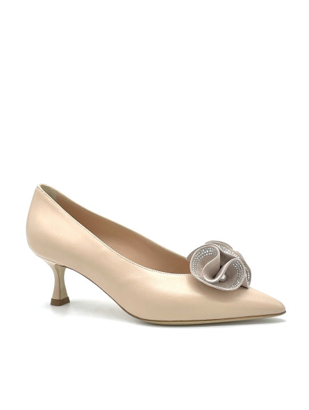 Nude leather pump with floral accessory with pearl and rhinestones. Leather lini