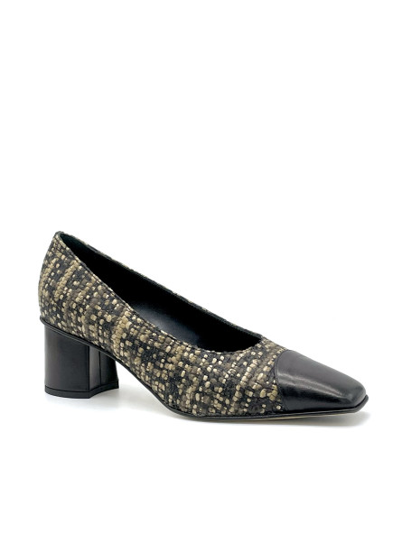 Beige tweed fabric and black leather pump. Leather lining, leather and rubber so