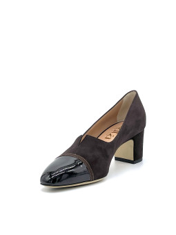 Brown suede and patent pump with grosgrain ribbon. Leather lining, leather and r