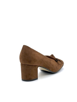 Brown suede pump with soft insole. Leather lining, leather and rubber sole. Poro