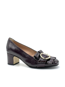 Plum patent with creased effect pump with golden buckle and soft insole. Leather