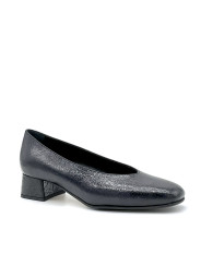 Black leather with creased effect pump with soft insole. Leather lining, leather