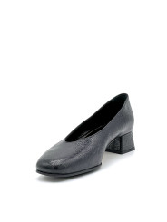 Black leather with creased effect pump with soft insole. Leather lining, leather