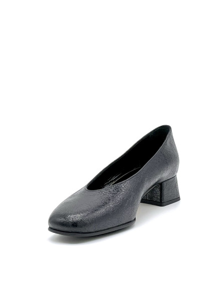 Black leather with creased effect pump with soft insole. Leather lining, leather