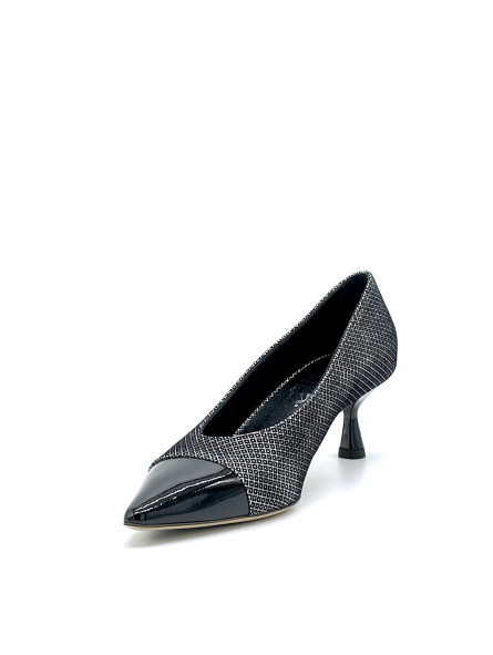 Black patent and printed suede pump. Leather lining, leather and rubber sole. 5,