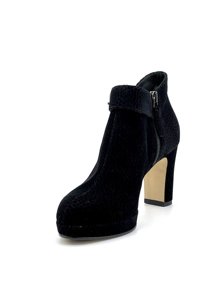 Black suede boots with golden buckle. Leather lining, leather and rubber sole. 9